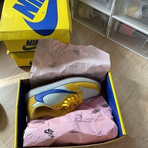 Jordan 1 low Travis Scott canary.